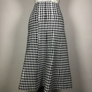 Stretchy black and white houndstooth a line midi skirt waist 28” - 32” size Med